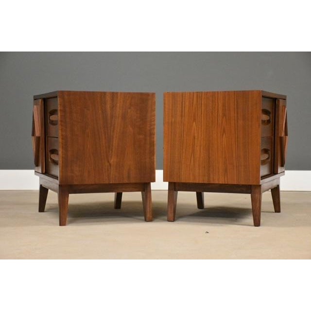 1960s Pair of Refinished Walnut and Burl Nightstands by Young Manufacturing - A Pair For Sale In Boston - Image 6 of 10