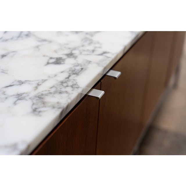 1960s Vintage Sideboards in Indian Rosewood and Carrara Marble by Florence Knoll Bassett for Knoll International, 1960s, Set of 2 For Sale - Image 5 of 18
