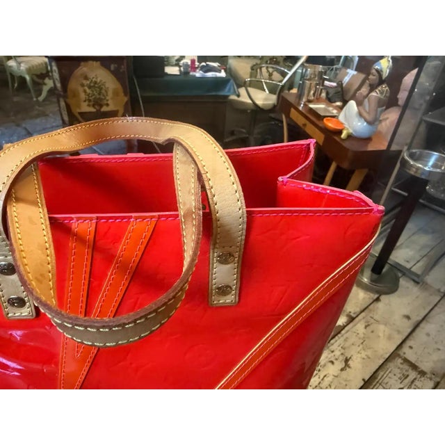 2002 Louis Vuitton Red Vernis Patent Leather Reade Tote Bag by Robert Wilson For Sale - Image 12 of 17