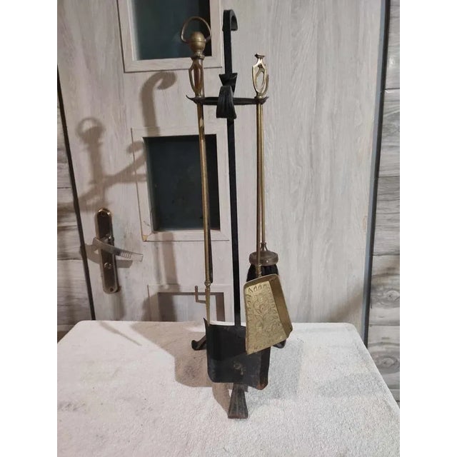 Art deco brass set for the stove and fireplace, Set of 4, dimensions: height 67.5 cm, depth 26 cm, width 21 cm.