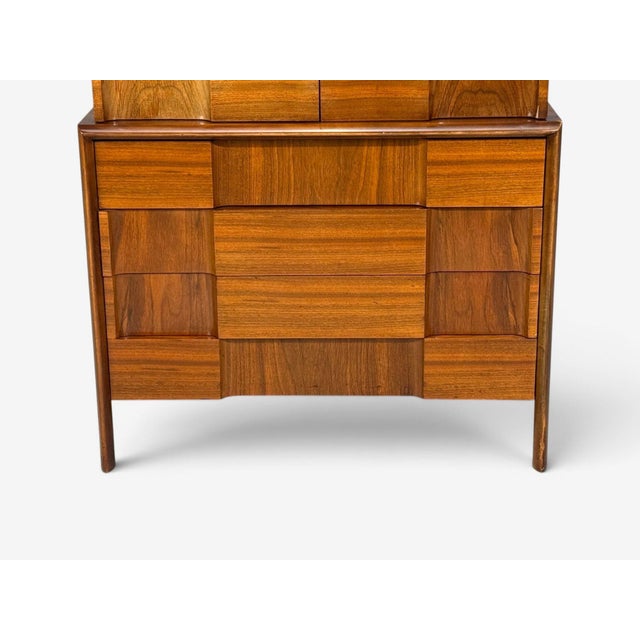 Edmond J. Spence, Sculptural Highboy, Walnut, Sweden, 1950s For Sale In New York - Image 6 of 14