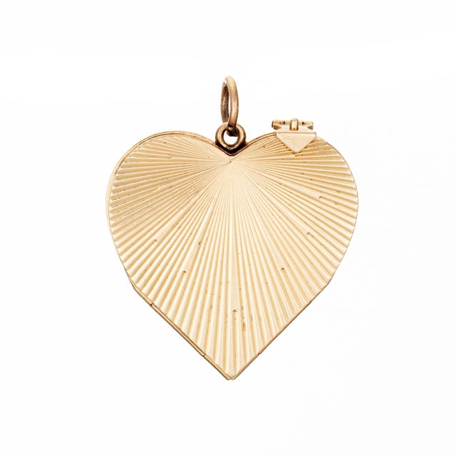 Mid-Century Modern Vintage Heart Pendant Opens 14k Gold Engine Turned Mid Century Book Locket For Sale - Image 3 of 8