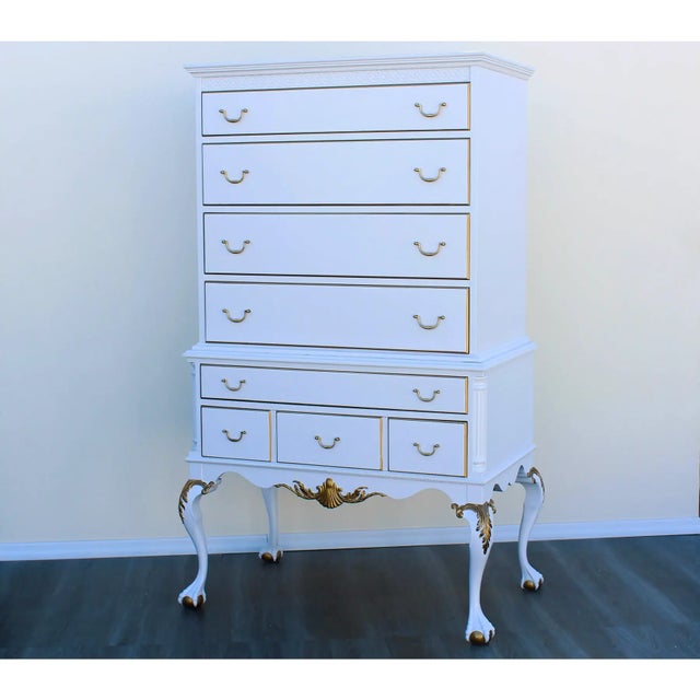 1960's White and Gold Chippendale Style Highboy of Six Drawers For Sale In Miami - Image 6 of 9