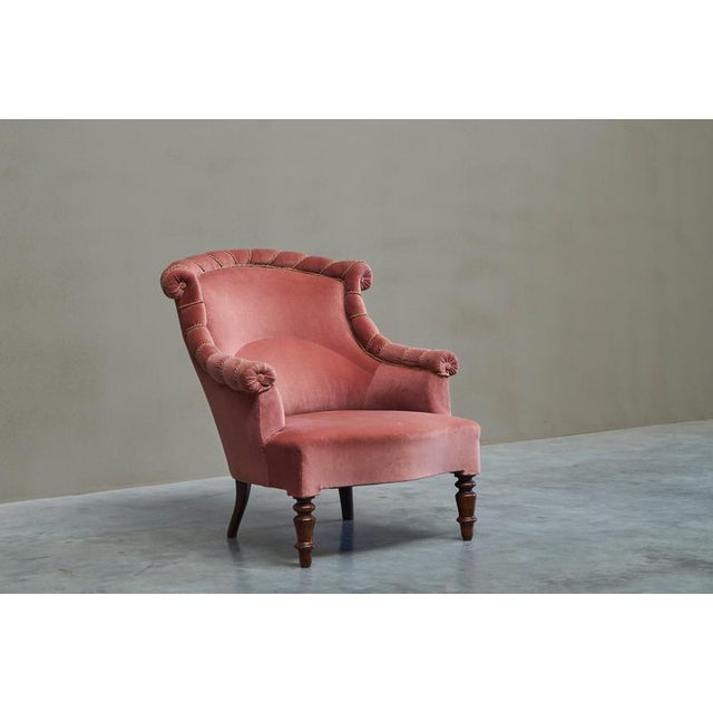A fantastic late 19th century lounge chair in pink velvet. Most probably from The Netherlands. This is a highly elegant...