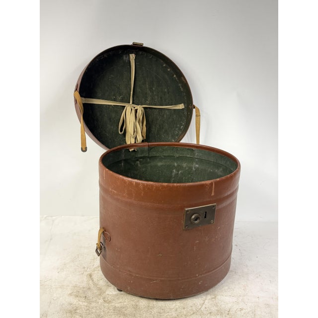 Antique Hat Box in Lined Cardboard and Leather, 1890s For Sale - Image 3 of 17