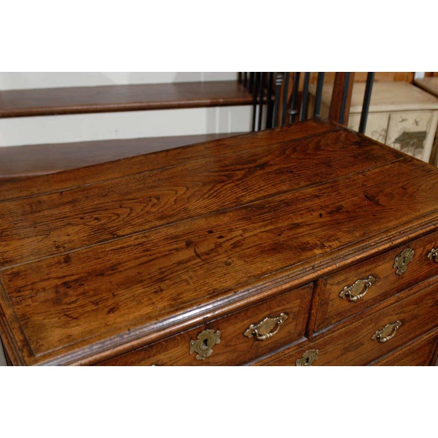 English 1820s Regency Oak Five-Drawer Commode with Crossbanding and Bracket Feetv For Sale - Image 9 of 10