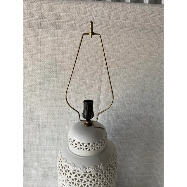 1970s Vintage Chinoiserie Hollywood Regnecy Blanc De Chine Pierced Porcelain Lamp For Sale - Image 4 of 5