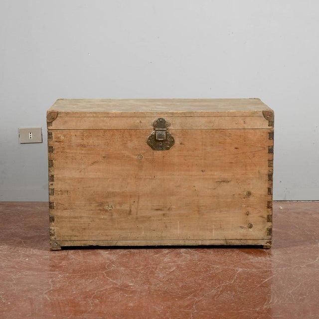 Rectangular Trunk in Wood and Metal For Sale - Image 10 of 18