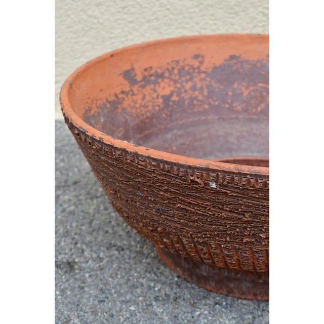 To flower the aisles, enhance the balconies and terraces, this large pretty terracotta planter is vintage production....