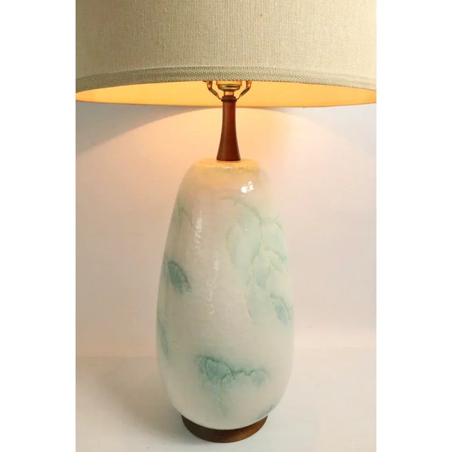 Cream Mid Century Ceramic Lamp With Cloud Motif For Sale - Image 8 of 13