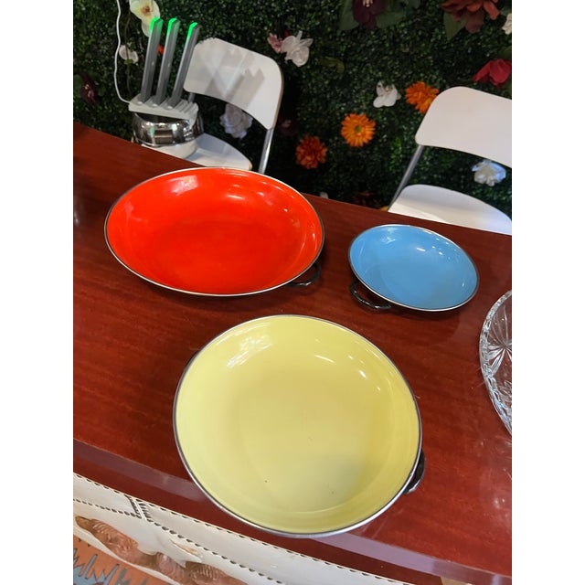 1970s Yugoslavia Collection of Enamel Bowls, Red, Yellow, Blue For Sale - Image 4 of 11