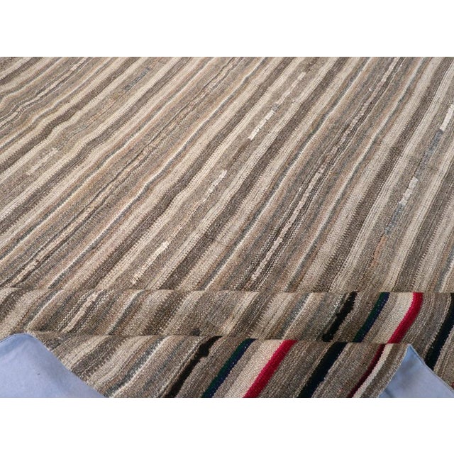 Textile Galerie Shabab Collection Mid-20th Century Handmade Turkish Flatweave Kilim Room Size Carpet For Sale - Image 7 of 8