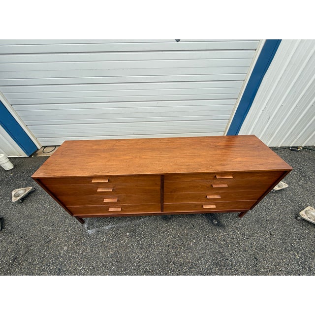 Mid-Century Modern Vintage Mid-Century Modern Walnut Credenza / Dresser For Sale - Image 3 of 12