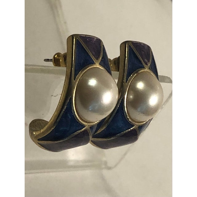 1980s 1980s Trifari Purple Blue Enamel Pearl Half Hoop Earrings, Pair For Sale - Image 5 of 10