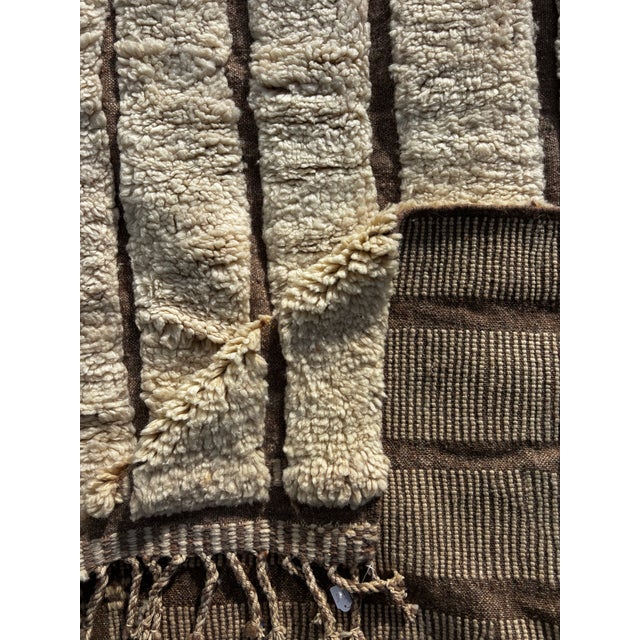 Textile Moroccan Beni M’Rirt Rug – Handwoven Atlas Wool Carpet – Minimalist Berber Design For Sale - Image 7 of 16