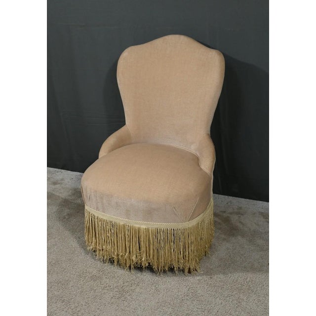 Small toad armchair in beige velvet dating from the 60s with a soft and comfortable seat. The curved backrest with an...