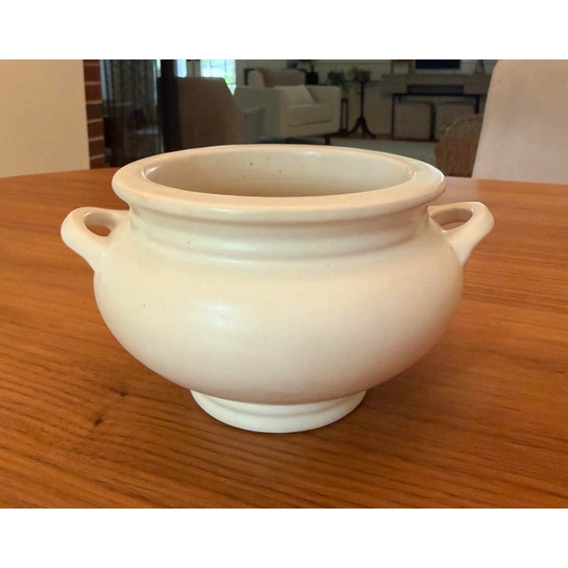Early 20th Century Roseville Rosecraft Colors Ivory/White Jardiniere | Shape 550-4 | Marked | C. 1917–1920s American Art Pottery For Sale - Image 5 of 7