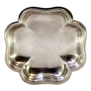 Clover-Shaped Silver Ring with Surrounding Strips For Sale