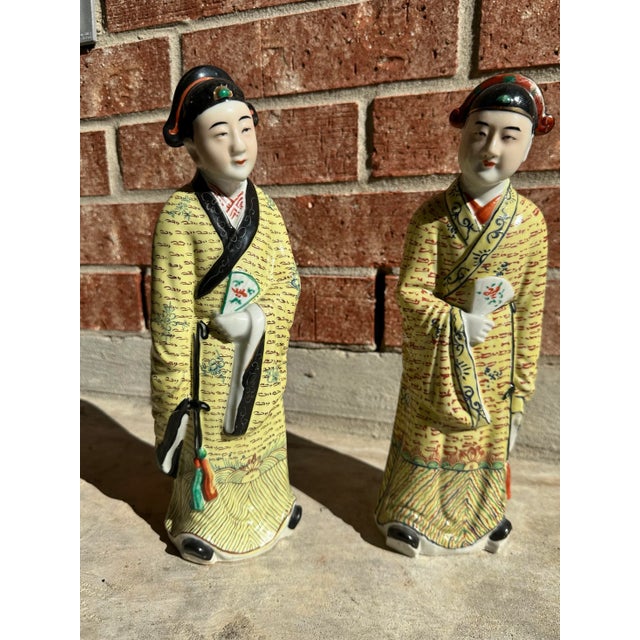 Antique Chinoiserie Hand Painted Porcelain Chinese Export Figures - a Pair For Sale - Image 4 of 5