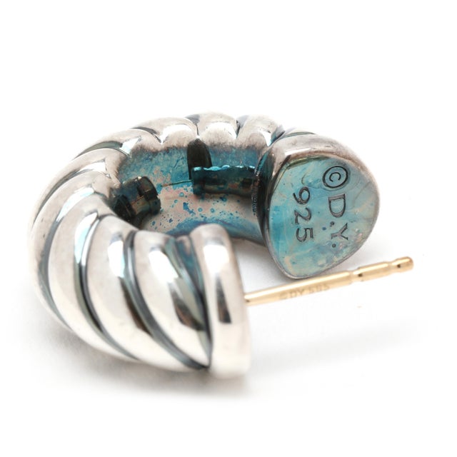 Modern David Yurman Sculpted Cable Hoop Earrings, Sterling Silver, 14k Yellow Gold, Pair For Sale - Image 3 of 7