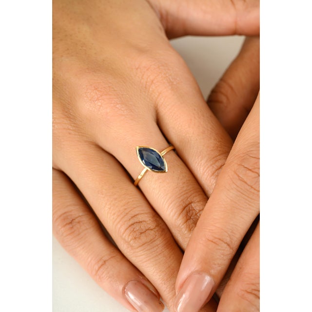 Modern Blue Sapphire Midi Ring in 14k Solid Gold Size 6 For Sale In New York - Image 6 of 11