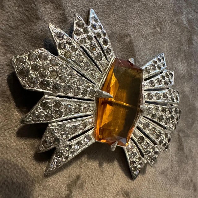 Art Deco An Amazing 1930s Art Deco Costume Jewelry Brooch For Sale - Image 3 of 11
