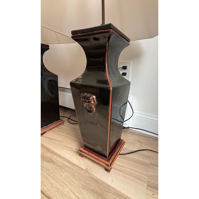 1980s Vintage Asian Chinoiserie Black Glazed Ceramic Foo Dog Table Lamps Large Matching Pair For Sale - Image 5 of 11