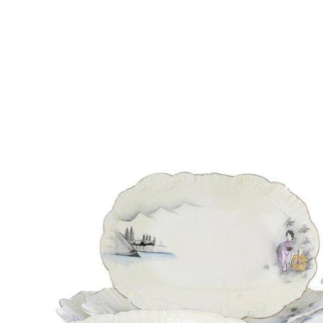 Porcelain - Dinner service - Vista Alegre. Made of porcelain from the Vista Alegre factory; polychrome decoration composed...