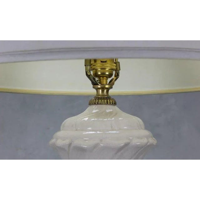 Spanish Mid-Century White Crackle Glazed Ceramic Table Lamp, 1950s For Sale In New York - Image 6 of 10