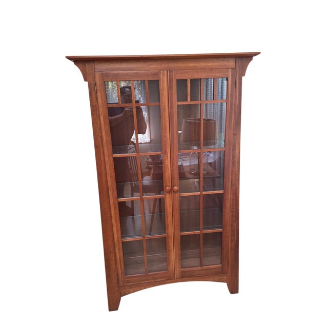 1990s Ethan Allen American Impressions Arts & Crafts Cherry Lighted Curio Cabinet For Sale - Image 5 of 17