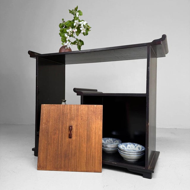 Japanese Lacquered Kazaridana Display Cabinet, 1920s For Sale - Image 4 of 18