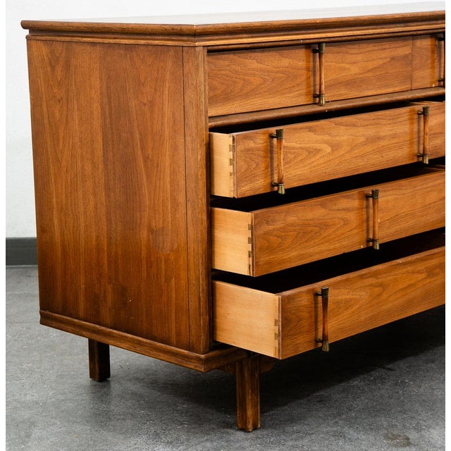 Wood Mid Century Modern Credenza Dresser 8 Drawers Thomasville Walnut, Attributed For Sale - Image 7 of 11