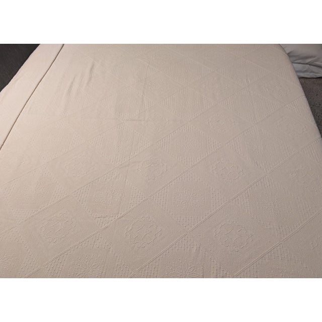 1980s VTG King Egyptian Cotton Matelassé Coverlet Made in Portugal Ivory/Tan Fringed For Sale - Image 5 of 10