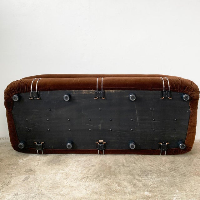 Model Soriana Three-Seater Sofa in Brown Fabric by Afra and Tobia Scarpa for Cassina, 1970s For Sale - Image 9 of 12