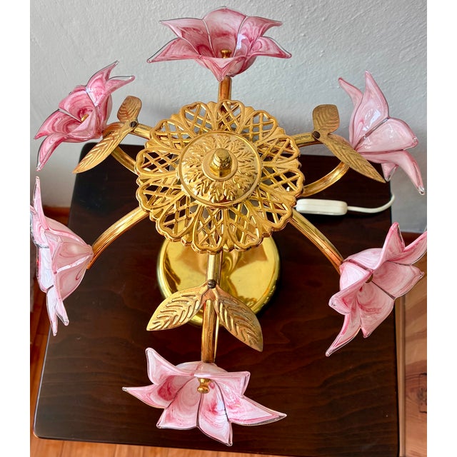Vintage Pink Murano Glass Floral Table Lamp – Authentic Italian Curved Flower Desk Lamp With Brass Frame – Romantic Atmospheric Lighting For Sale - Image 12 of 18
