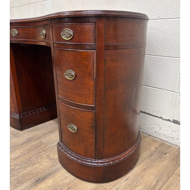 Brown Vintage Colonial MFG Leather Top Kidney Shaped Writing Kneehole Desk or Vanity For Sale - Image 8 of 9