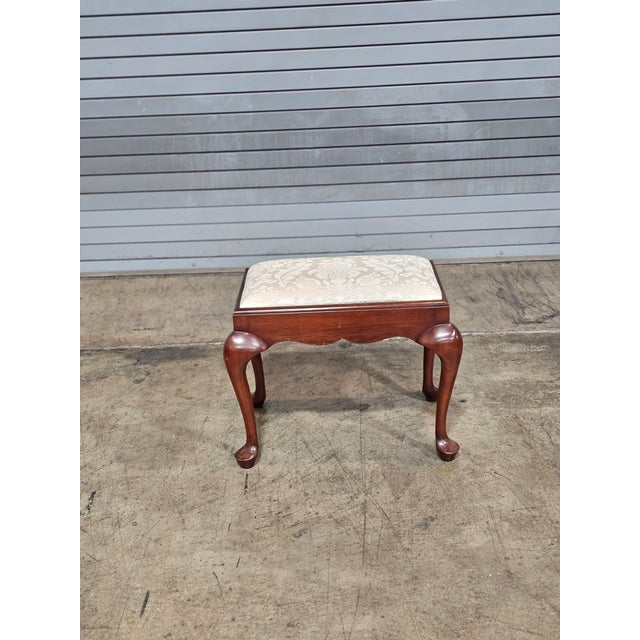 1990s 1990s Henkel Harris Cherry Footstool Ottoman White Damask Fabric Made in Virginia For Sale - Image 5 of 9