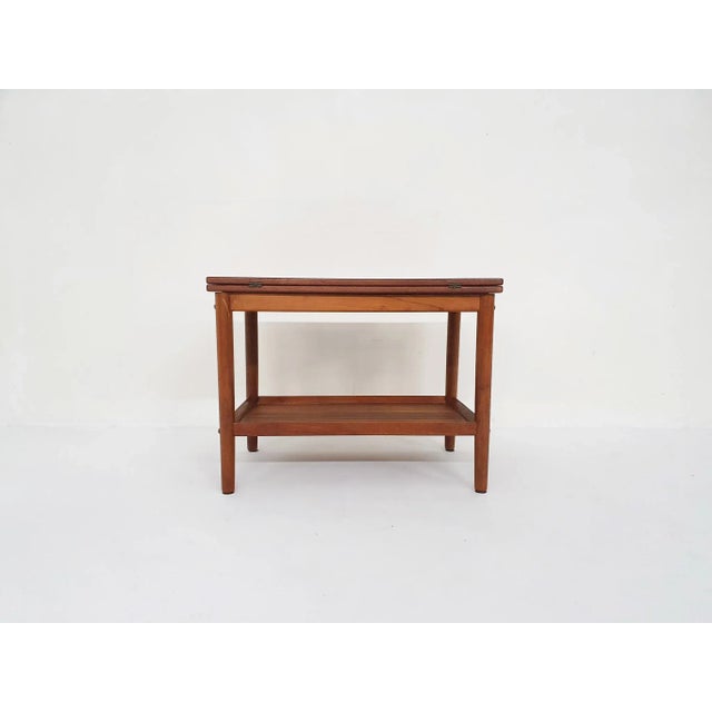 Teak side table. The top can rotate and flips open. Then it creates a space of 70 x 90 cm. The pin to rotate the table top...