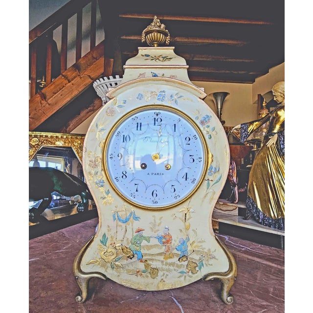 Louis XV Violin-Shaped Cartel in Lacquered Wood and Patinated Bronze Chinese Decoration on an Ivory-Colored Background, 1900s For Sale - Image 12 of 12