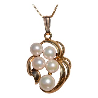 The Elgin: Contemporary Pearl Pendant in Yellow Gold For Sale