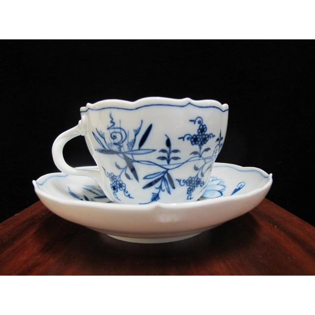 Traditional Meissen Blue Onion Porcelain Scallop Rim Coffee Cup & Saucer Set of 4 For Sale - Image 3 of 16
