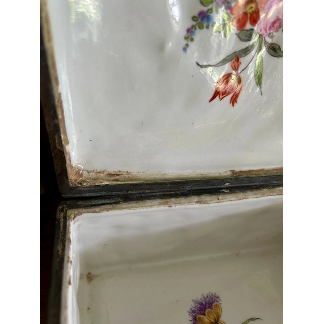 Early 20th Century Large Antique Capodimonte Style Porcelain Box For Sale - Image 5 of 10