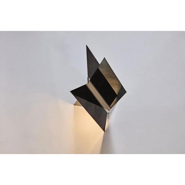 Geometric flare 02 table lamp by jennifer midoz dimensions: d 24 x w 25 x h 39,5 cm materials: polished brass color...