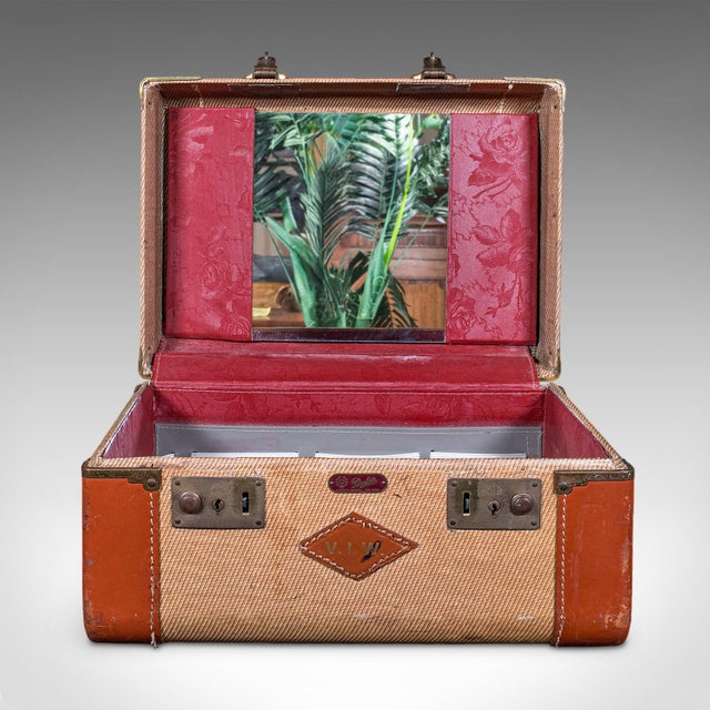 Vintage Jet Age Vanity Case, American Personal Luxury Case, Revival, Mid Century For Sale - Image 4 of 12