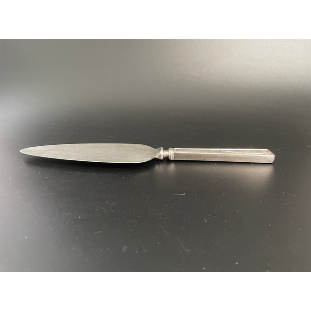 A stunning pie server in the "Buckingham" pattern by Wallace Silver. This elegant Art Deco design features an Adam-style...