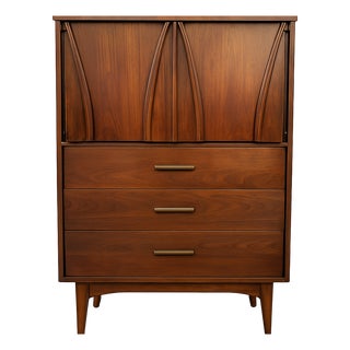 Vintage Mid-Century Modern Gentleman’s Chest Dresser For Sale