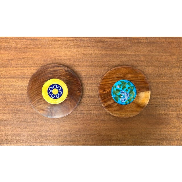 Mid-Century Wooden and Ceramic Plates, 1960s, Set of 2 For Sale - Image 16 of 18