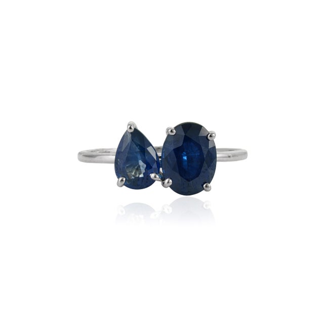 Contemporary 2.55ct Pear & Oval Blue Sapphire Toi Et Moi Ring Size 6 in 14k White Gold For Sale - Image 4 of 17