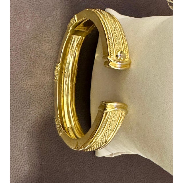 Judith Ripka Hinged Gold & Diamond Bangle Bracelet 18 KT Yellow Gold 66 Gm For Sale - Image 4 of 18