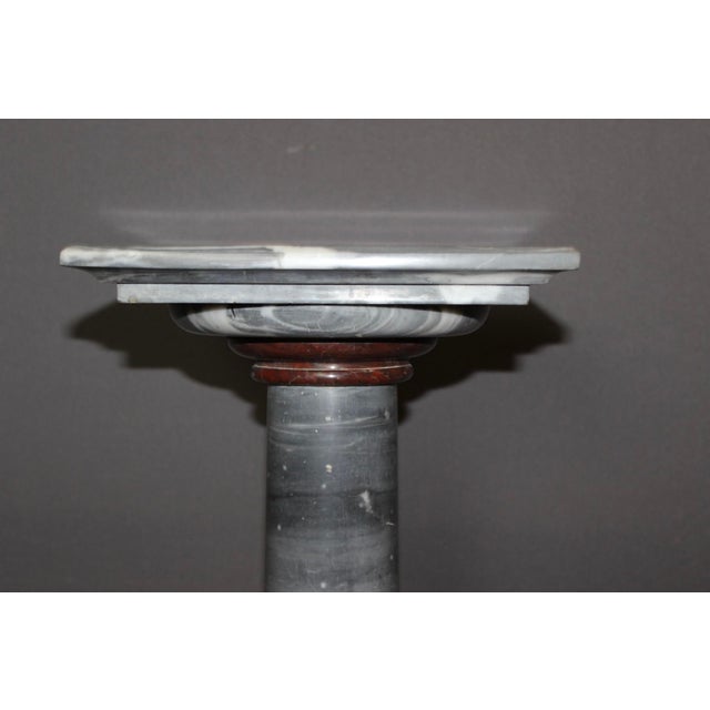 Display column in blue Turquin marble and red marble, display shelf dimensions 26.5 x 26.5 cm, in very good condition